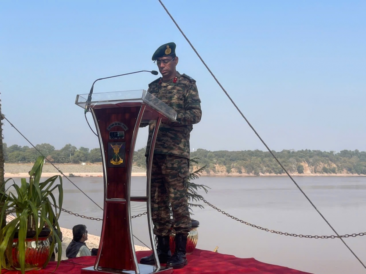 Chuẩn tướng Sumit Kapoor phát biểu.