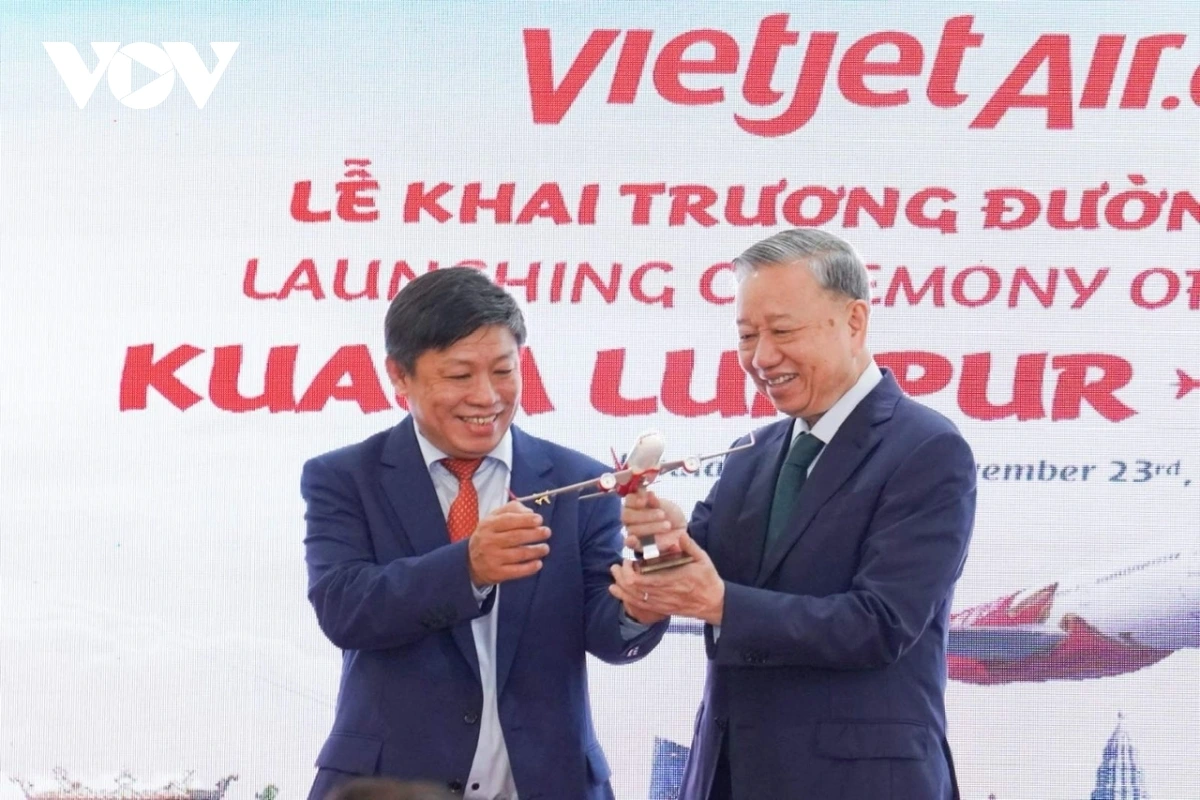 Dịp này, dưới sự chứng kiến của Tổng Bí thư Tô Lâm, Hãng hàng không Vietjet Air chính thức khai trương đường bay mới kết nối Hà Nội và Kuala Lumpur nhằm thúc đẩy quan hệ kinh tế, văn hóa và du lịch giữa Việt Nam – Malaysia, cũng như toàn Đông Nam Á. Việc mở đường bay mới diễn ra trong bối cảnh Việt Nam và Malaysia nâng cấp quan hệ lên đối tác chiến lược toàn diện, mở ra cơ hội hợp tác và phát triển mới. Kết nối hai thủ đô, đường bay Hà Nội – Kuala Lumpur sẽ tăng cường mạng lưới hàng không khu vực và tạo thêm giá trị hợp tác kinh tế, văn hóa.