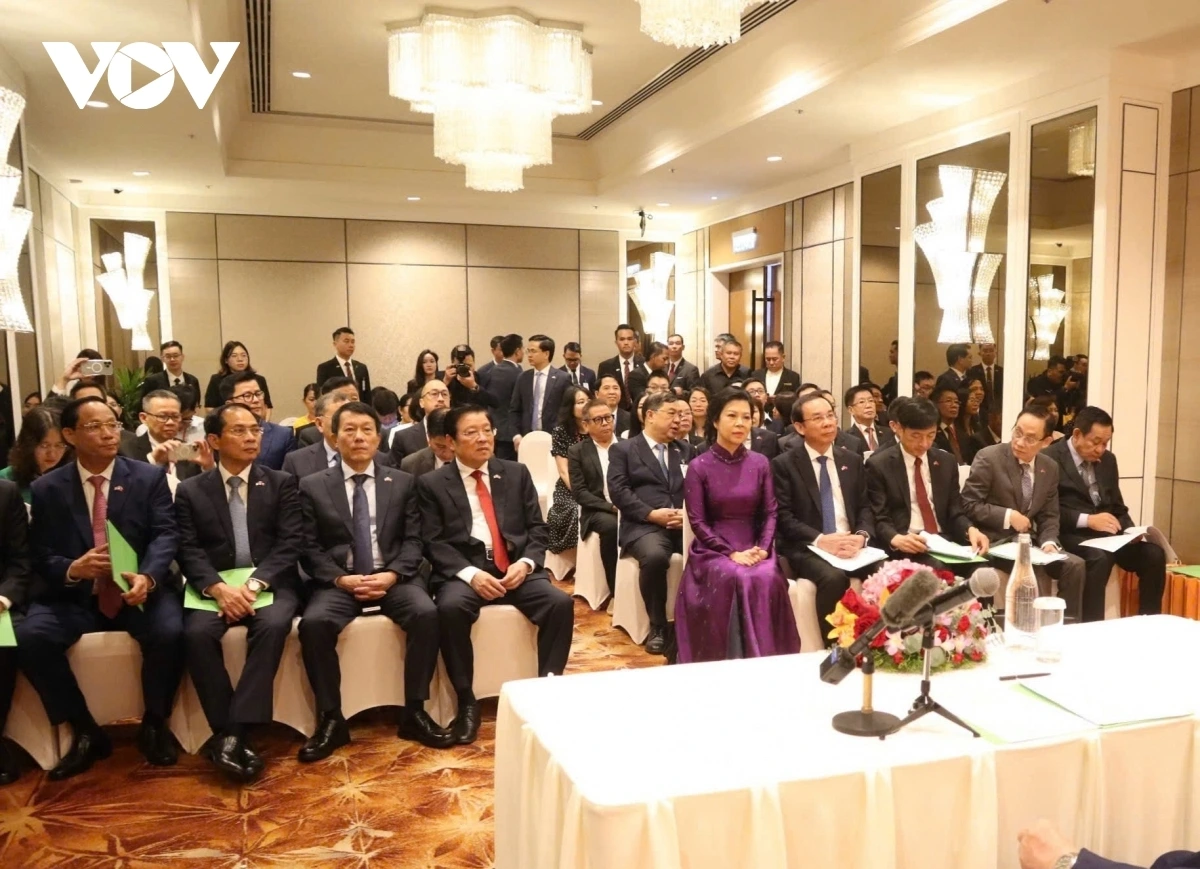 Tại buổi gặp gỡ, Tổng Bí thư Tô Lâm khẳng định, Đảng, Nhà nước luôn quan tâm tới cộng đồng người Việt Nam ở nước ngoài, coi cộng đồng là bộ phận không tách rời, là máu thịt, nguồn lực quan trọng của dân tộc. Tổng Bí thư biểu dương, đánh giá cao những nỗ lực của kiều bào, vui mừng khi thấy cộng đồng người Việt tại các nước yêu thương, đùm bọc, hỗ trợ giúp đỡ nhau; bày tỏ trân trọng những đóng góp tâm huyết, có trách nhiệm của kiều bào với đất nước.