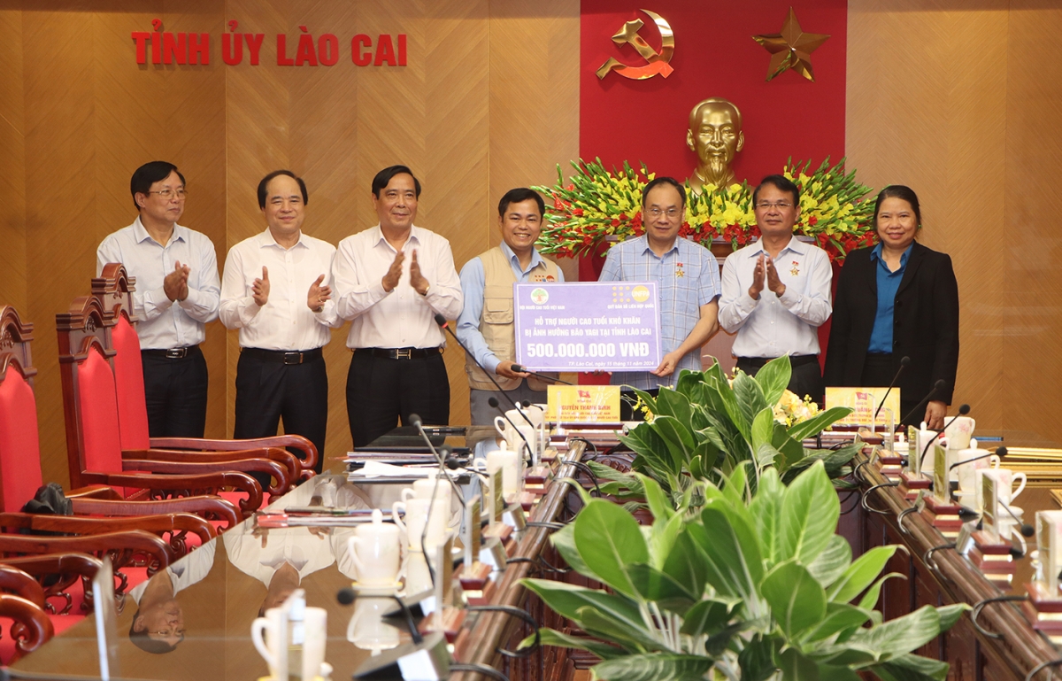 UNFPA hỗ trợ tiền mặ người cao tuổi ở vùng sâu vùng xa và vùng dân tộc thiểu số miền núi ở Lào Cai. Ảnh UNFPA