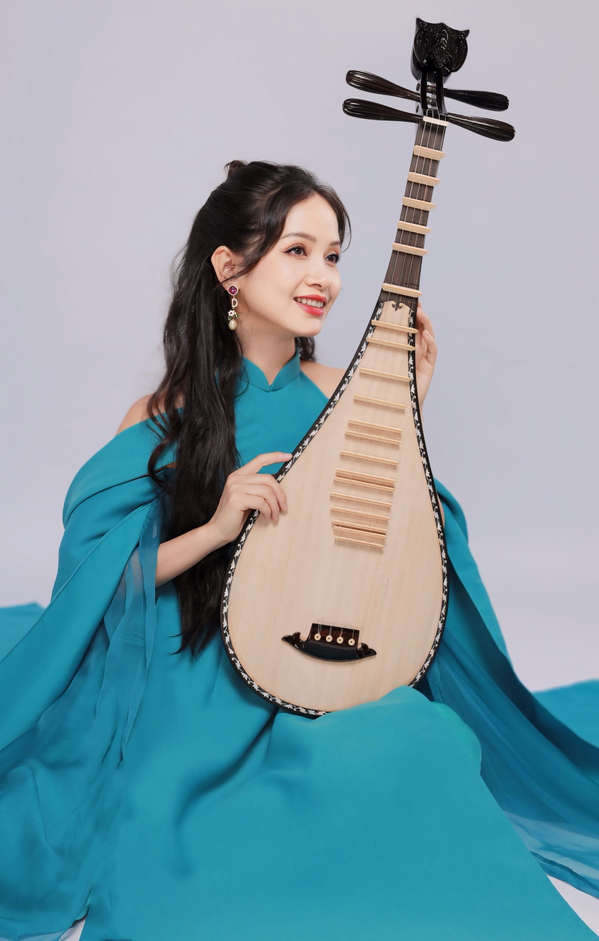 Vũ Diệu Thảo làm album tỳ bà “Bụi phấn” kỷ niệm 20 năm làm cô giáo