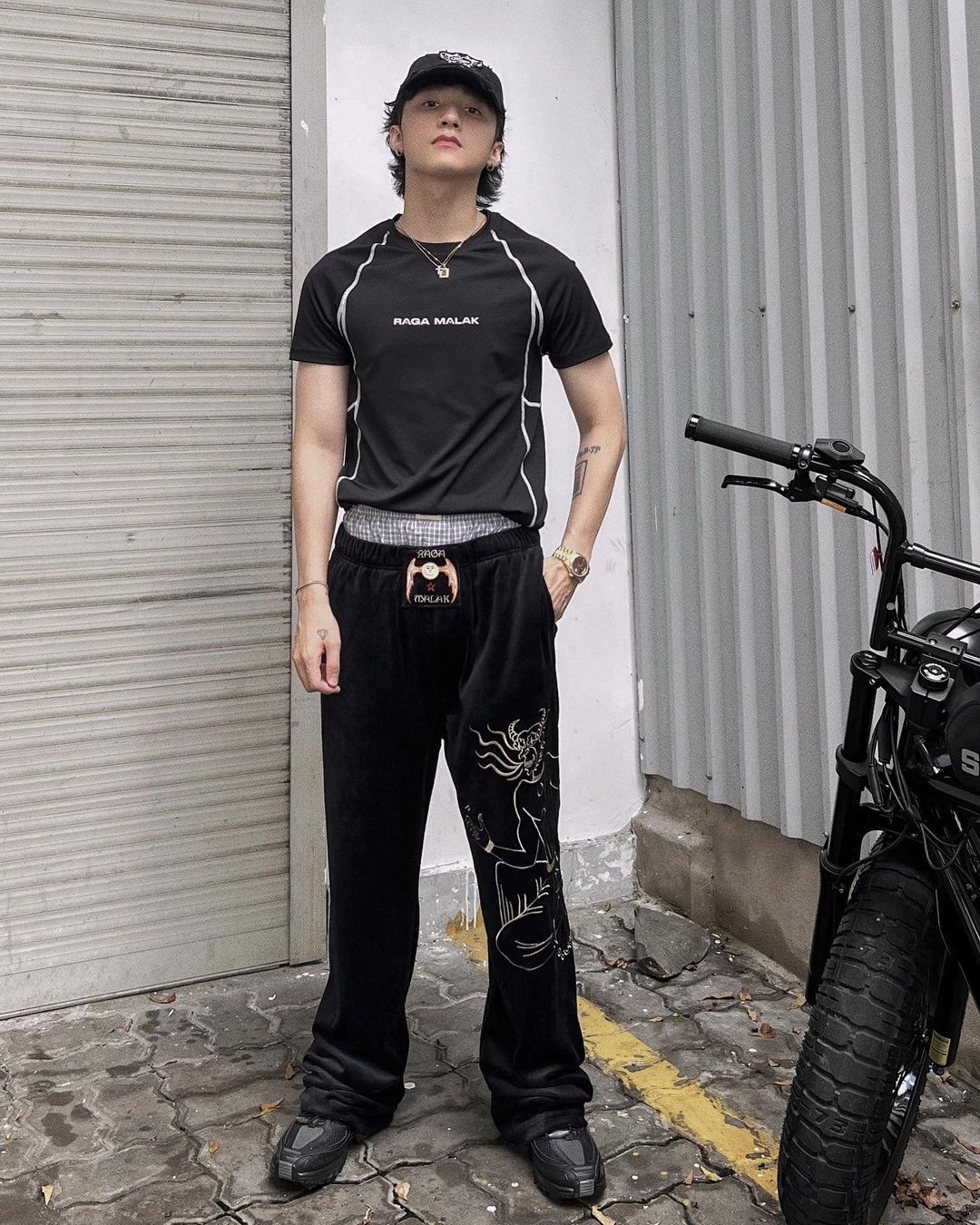 Vốn sở hữu phong cách thời trang độc đáo, Sơn Tùng M-TP sẵn sàng thử những xu hướng thịnh hành trên thế giới. Một trong những xu hướng hot được anh lựa chọn là thời trang lộ nội y. Anh chọn quần cạp trễ, để lộ quần kẻ bên trong. Xu hướng này khá được ưa chuộng tại các sàn diễn thời trang trên thế giới.