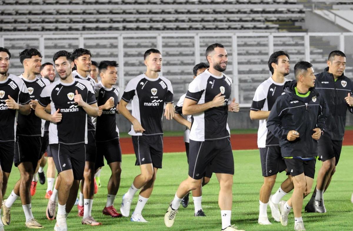 Các cầu thủ Indonesia tập luyện chuẩn bị cho trận gặp ĐT Nhật Bản. (Ảnh: Getty).