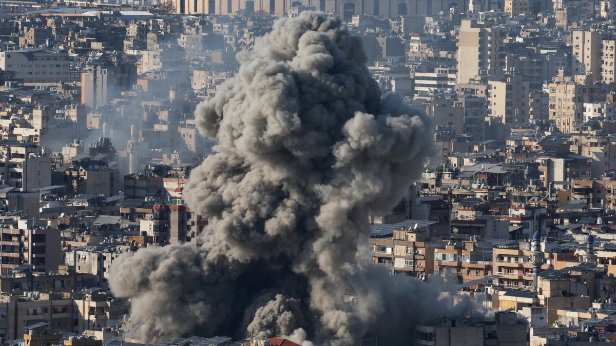 Israel mở lại các cuộc không kích dữ dội vào thủ đô Lebanon (Ảnh: Reuters).