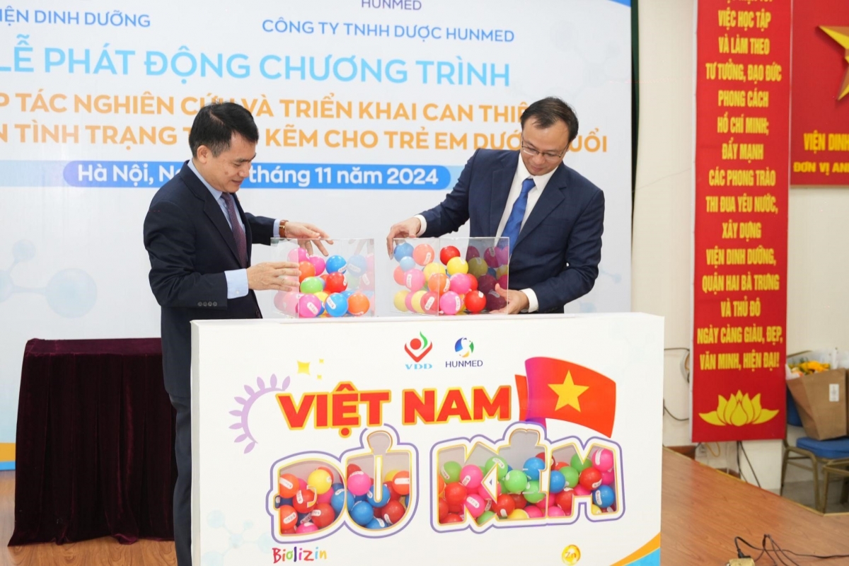 PGS. TS. Trần Thanh Dương cùng ông Nguyễn Quốc Hưng đã cùng nhau đổ những trái bóng ký tên của gần 150 đại biểu vào mô hình "Việt Nam đủ kẽm."