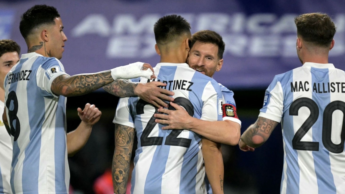 Argentina đánh bại Peru để tiếp tục dẫn đầu bảng xếp hạng (Ảnh: Getty).
