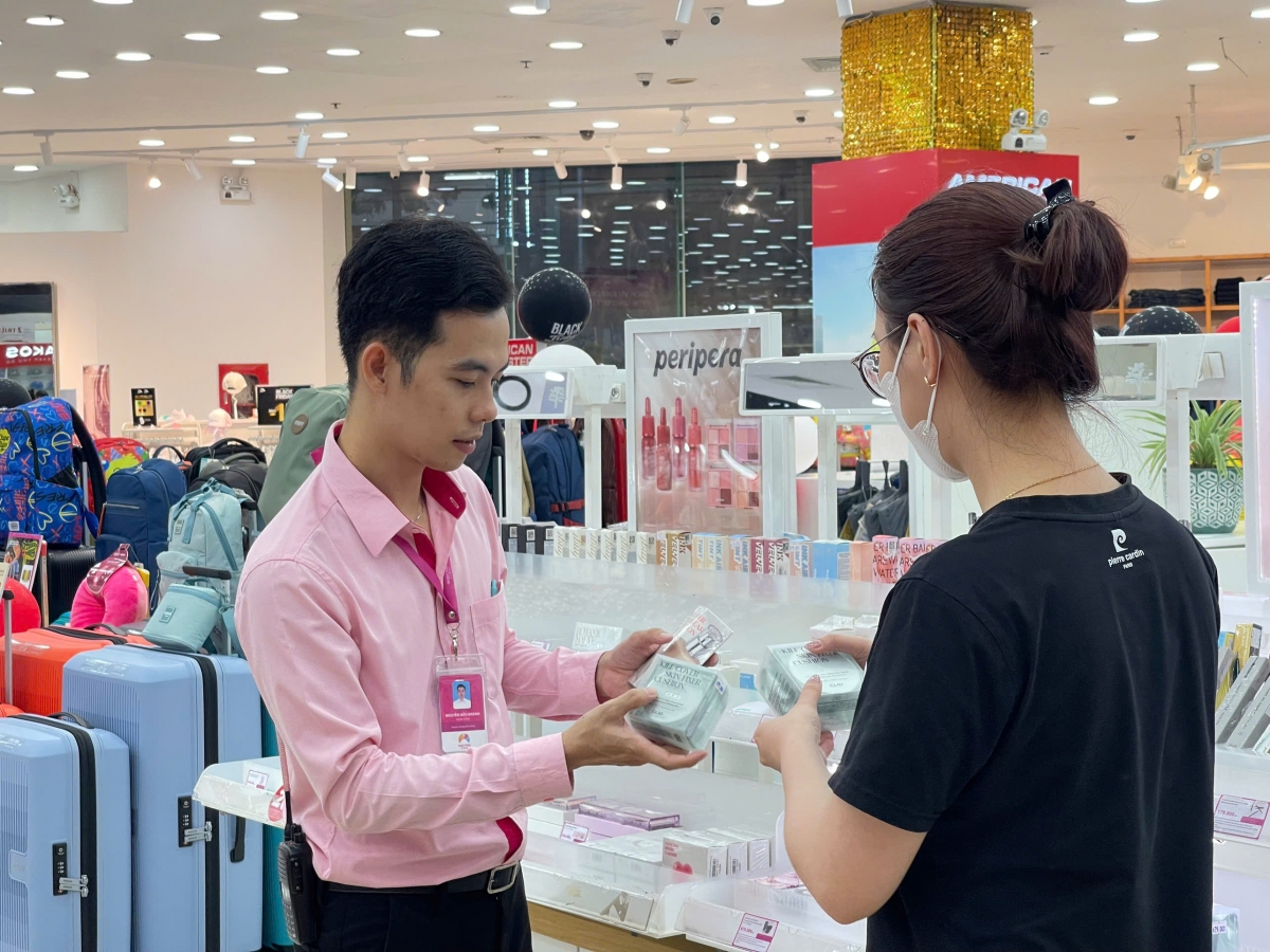 Khách hàng mua sắm tại Sense City