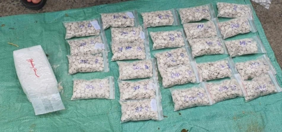 Tổng cộng có 4.960 viên ma túy loại MDMA và 1 kg ma túy loại Ketamine được Thắng nguỵ trang trong thùng chứa thuốc nam.