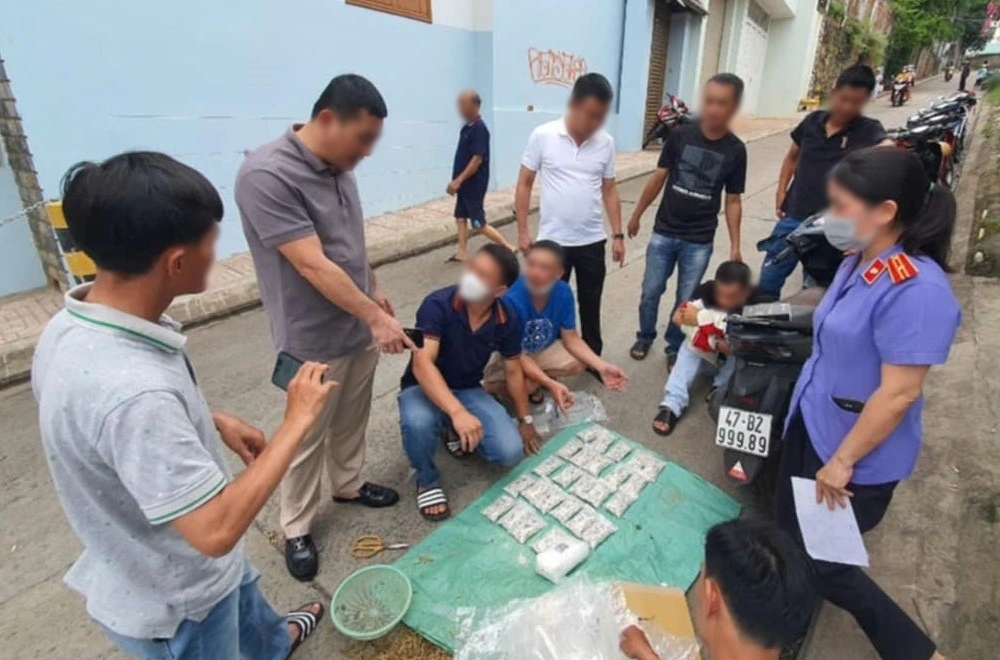 Lực lượng chức năng bắt quả tang Chu Minh Ngọc Thắng vận chuyển lượng lớn ma tuý đi tiêu thụ trên đường.