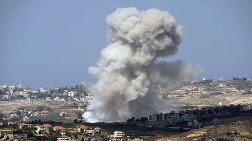 Khói bốc lên từ các ngôi làng sau khi Israel nã pháo vào quận Nabatiyeh district, thị trấn Marjayoun, miền Nam Lebanon, ngày 23/9/2024 (Ảnh: KT)