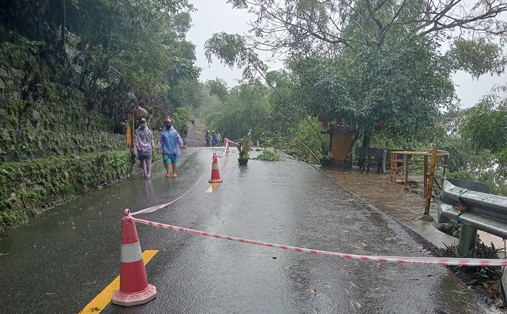 Khu vực này chính quyền địa phương giăng dây để người dân tránh xa