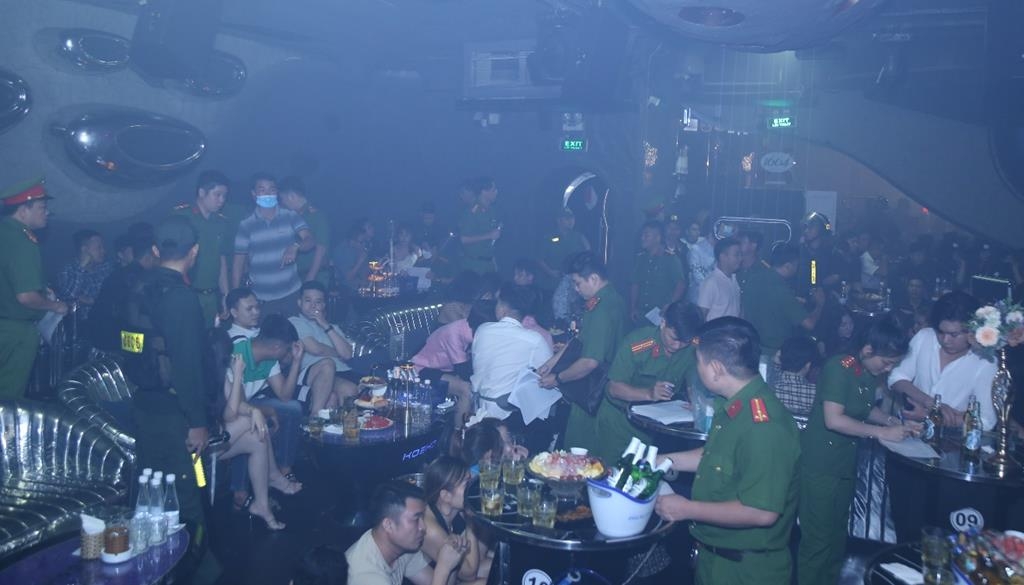 Công an kiểm tra tại quán bar Kosho (Ảnh: Công an tỉnh Đồng Nai)