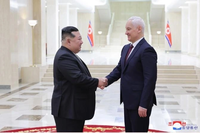 Nhà lãnh đạo Triều Tiên Kim Jong-un gặp Bộ trưởng Quốc phòng Nga Andrey Belousov. Ảnh: KCNA