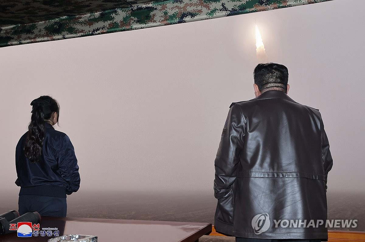 Nhà lãnh đạo Kim Jong-un cùng con gái theo dõi vụ phóng ICBM Hwasong-19 hôm 31/10/2024. Ảnh: KCNA/Yonhap