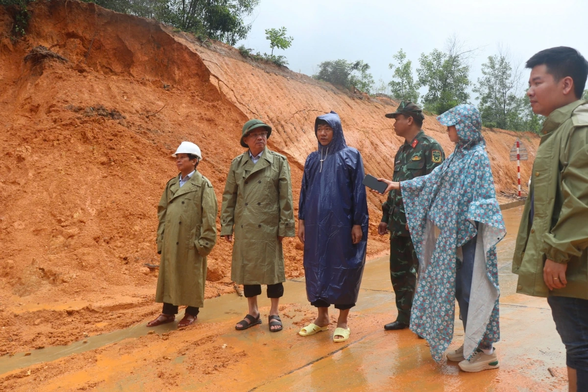 Lãnh đạo Huyện ủy, UBND huyện An Lão kiểm tra các điểm sạt lở đất trên địa bàn.