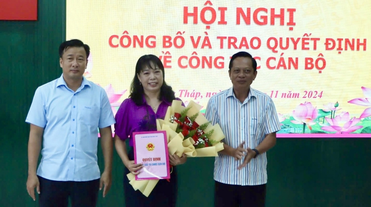 Lãnh đạo tỉnh Đồng Tháp trao quyết định và chúc mừng bà Ngô Thị Ngọc Hạnh.