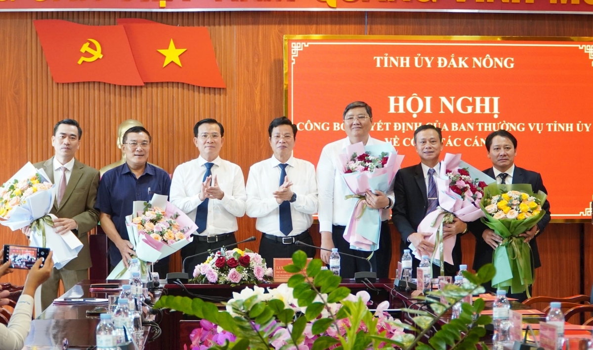 Lãnh đạo Tỉnh ủy Đắk Nông chúc mừng các cán bộ được điều động, bổ nhiệm.