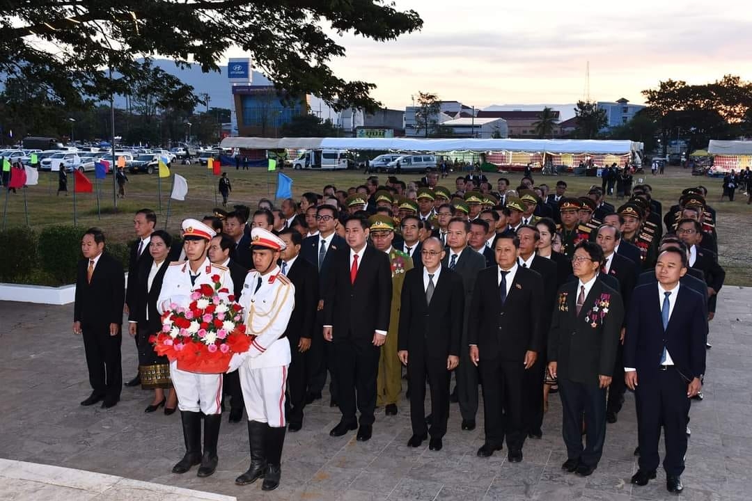 Lãnh đạo các tỉnh tành đặt vòng tri ân các bậc tiền bối đã hy sinh cồng hiến cho sự nghiệp cách mạng giải phóng dân tộc (Nguồn: Đài phát thanh Quốc gia Lào)
