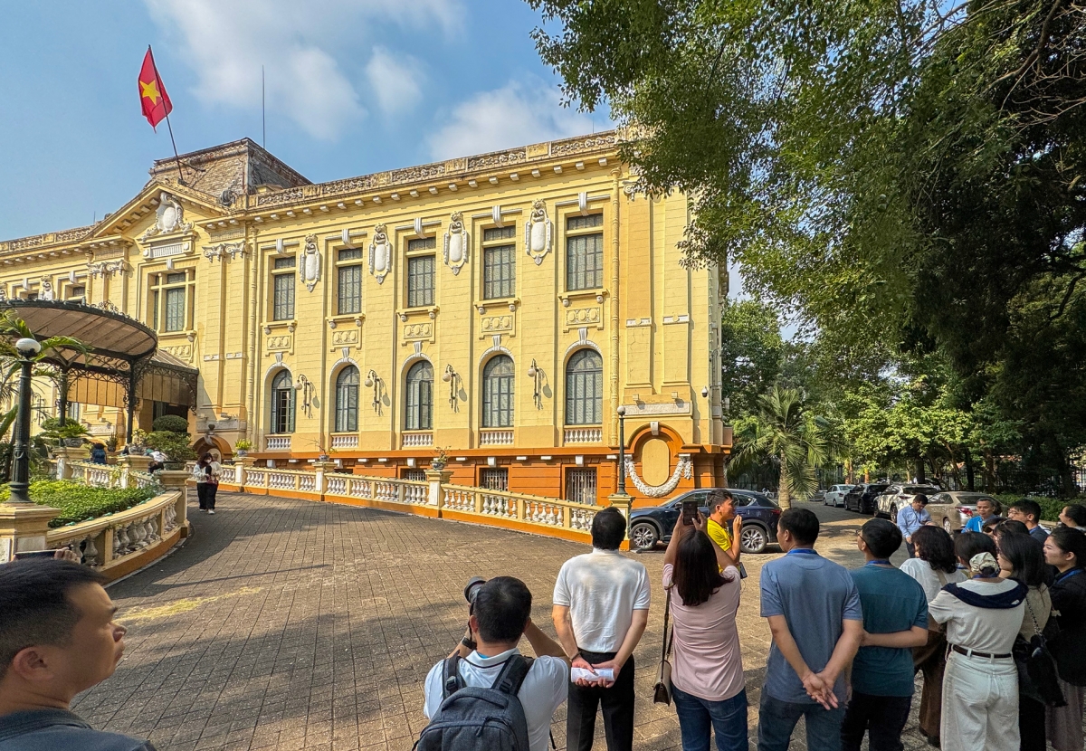 Du khách tham quan Nhà khách Chính phủ (Bắc Bộ Phủ)