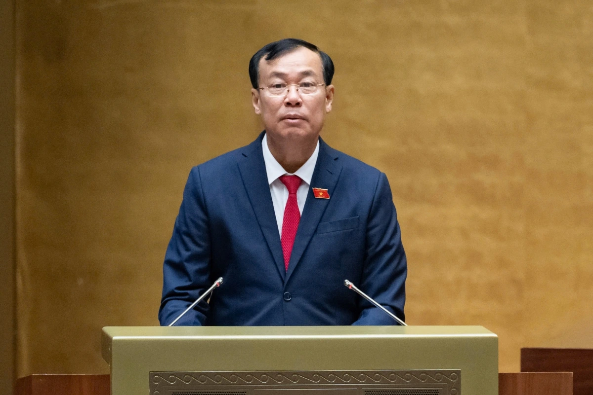 Ủy viên Ủy ban Thường vụ Quốc hội, Chủ nhiệm Ủy ban Quốc phòng và An ninh của Quốc hội Lê Tấn Tới trình bày Báo cáo giải trình, tiếp thu, chỉnh lý dự thảo Luật Phòng không nhân dân. Ảnh: Quốc hội