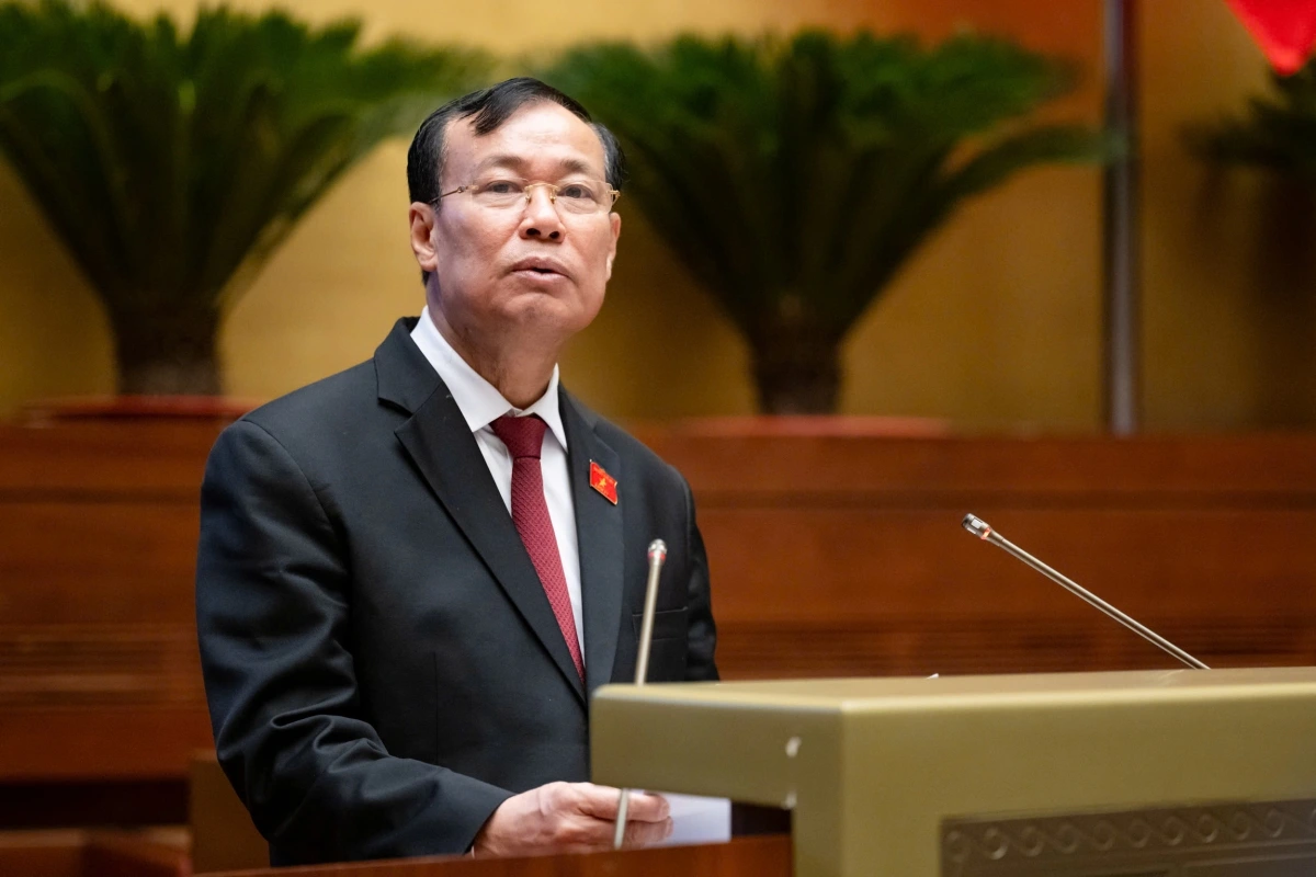 Ủy viên Ủy ban Thường vụ Quốc hội, Chủ nhiệm Ủy ban Quốc phòng và An ninh của Quốc hội Lê Tấn Tới trình bày Báo cáo giải trình, tiếp thu, chỉnh lý dự thảo Luật Phòng cháy, chữa cháy và cứu nạn, cứu hộ. Ảnh: Quốc hội