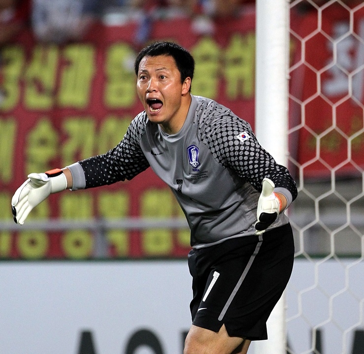 Ông Lee Woon-jae được HLV Kim Sang Sik giới thiệu làm HLV thủ môn cho ĐT Việt Nam (Ảnh: Yonhap News).