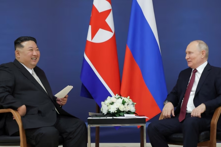 Tổng thống Nga Vladimir Putin và nhà lãnh đạo Triều Tiên Kim Jong-un trong cuộc gặp tại trung tâm vũ trụ Vostochny ở vùng viễn đông Amur, Nga, ngày 13/9/2023. (Ảnh: KCNA)