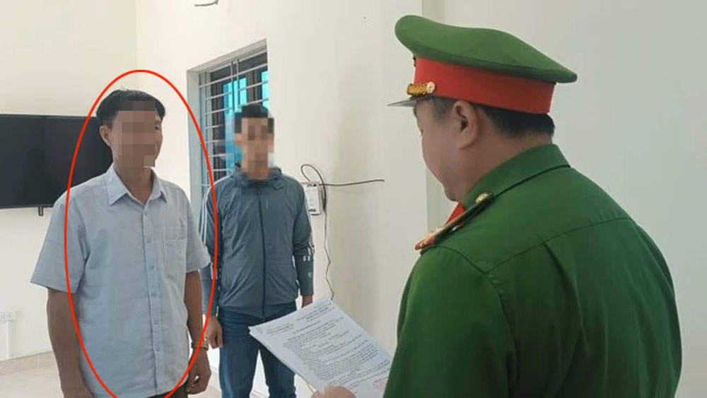 Cơ quan chức năng đọc quyết định khởi tố ông Lợi (ảnh: CA)
