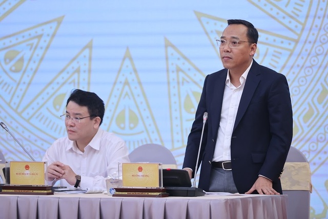 Thứ trưởng Bộ Công Thương Nguyễn Hoàng Long tại họp báo Chính phủ thường kỳ tháng 10 (Ảnh: VGP)
