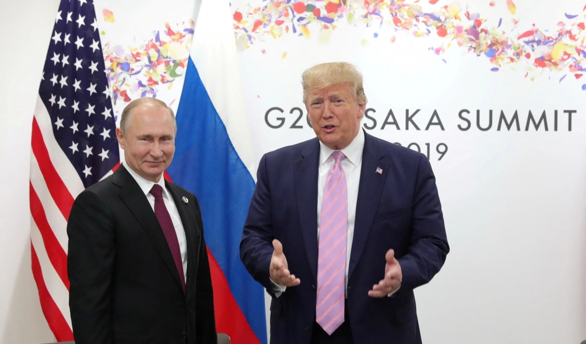 Ông Donald Trump gặp Tổng thống Nga Vladimir Putin tại Hội nghị Thượng đỉnh G20 ở Nhật Bản năm 2019 (Ảnh: Reuters).