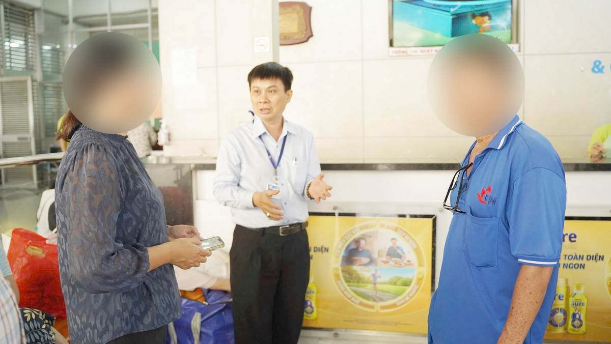 Thạc sỹ Lê Minh Hiển, Trưởng phòng Công tác xã hội Bệnh viện Chợ Rẫy trao đổi với các phụ huynh (Ảnh BVCC)