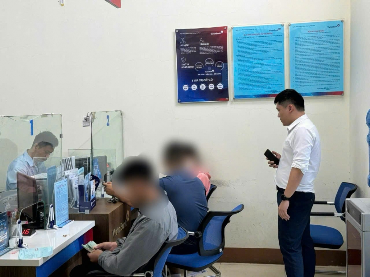 Dù đã được cán bộ ngân hàng giải thích, khuyên ngăn, người dân vẫn muốn chuyển tiền cho đối tượng lừa đảo vì tin vào lời hứa "trúng thưởng"