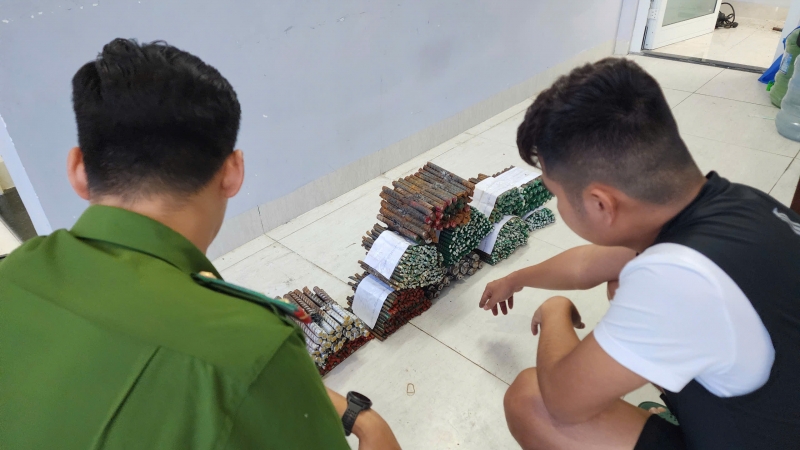 Công an quận Cẩm Lệ thu giữ "Thép giá rẻ" được nhóm lừa đảo chào hàng trên mạng.