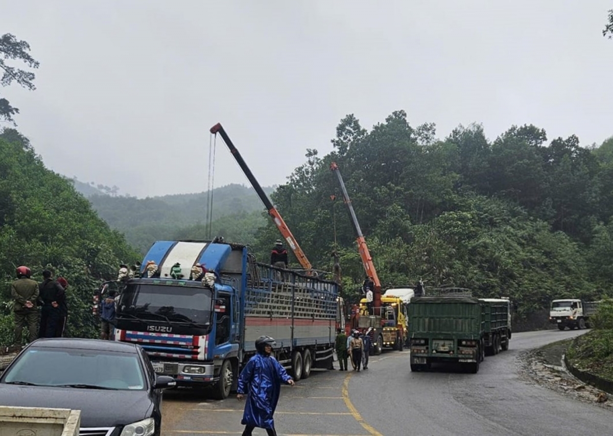Lực lượng chức năng và người dân địa phương hỗ trợ đưa nạn nhân ra khỏi cabin xe tải ở dưới vực