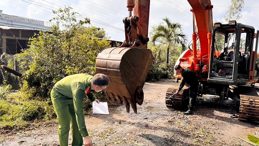 Lực lượng Công an khám nghiệm hiện trường