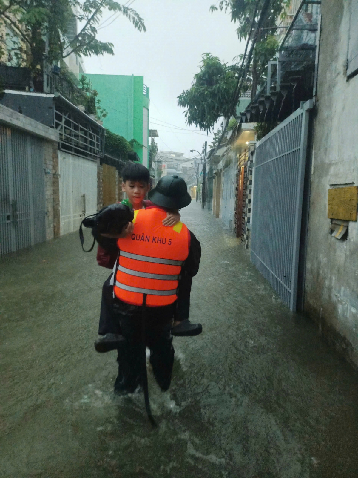 Lực lượng Quân khu 5 so tán dân vùng ngập sâu