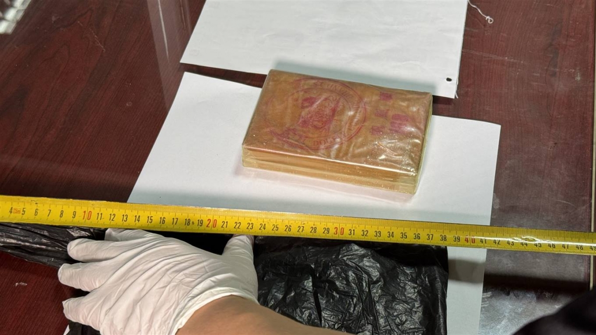 Tang vật thu giữ là 1 bánh ma túy heroin. Ảnh: congan.laocai.gov.vn