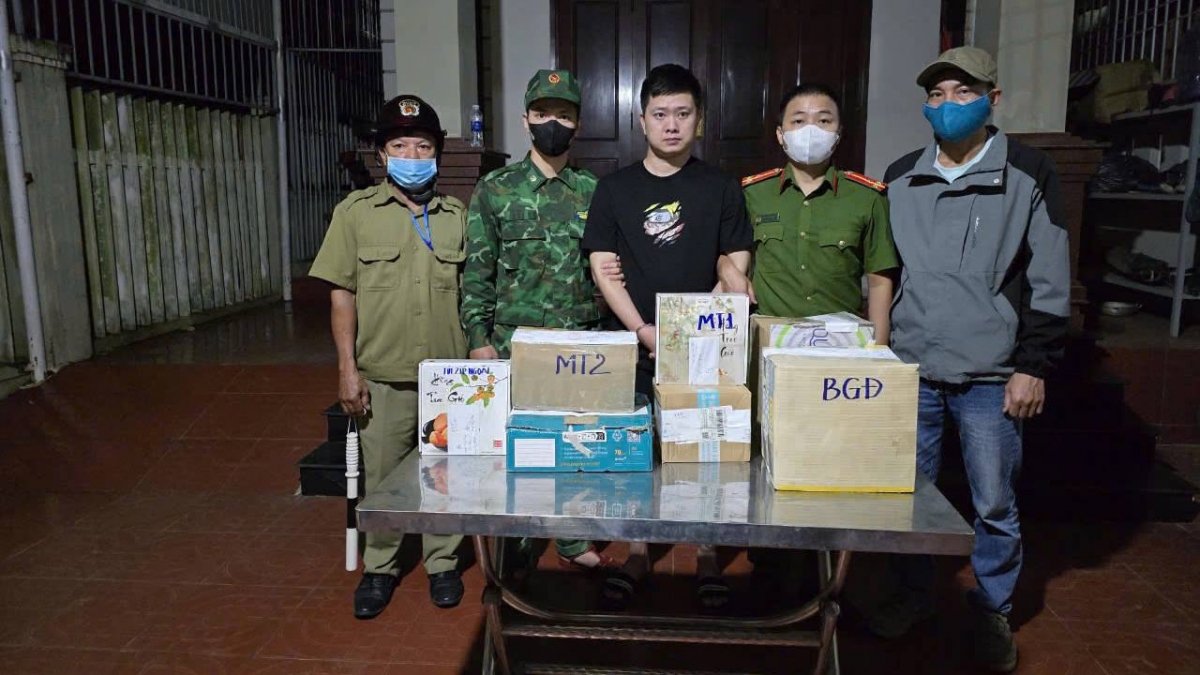Nguyễn Đức Pháp (áo đen) và tang vật bị lực lượng chức năng bắt giữ