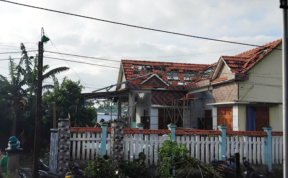 Mái nhà bị lốc xoáy bay ngói
