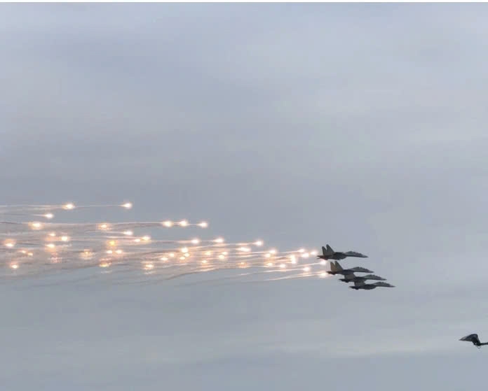Màn trình diễn của Su-30 trong ngày tổng duyệt trước lễ khai mạc Triển lãm Quốc phòng quốc tế Việt Nam 2022