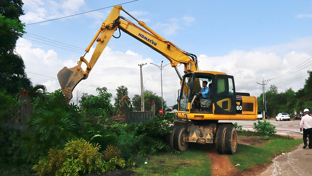 Máy móc cũng được huy động để cưỡng chế phá hỏ các hàng rào