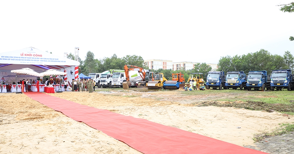Máy móc được huy động để triển khai dự án