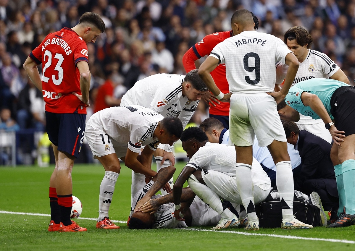 Eder Militao ôm mặt khóc khi bị chấn thương nặng. (Ảnh: Reuters). 