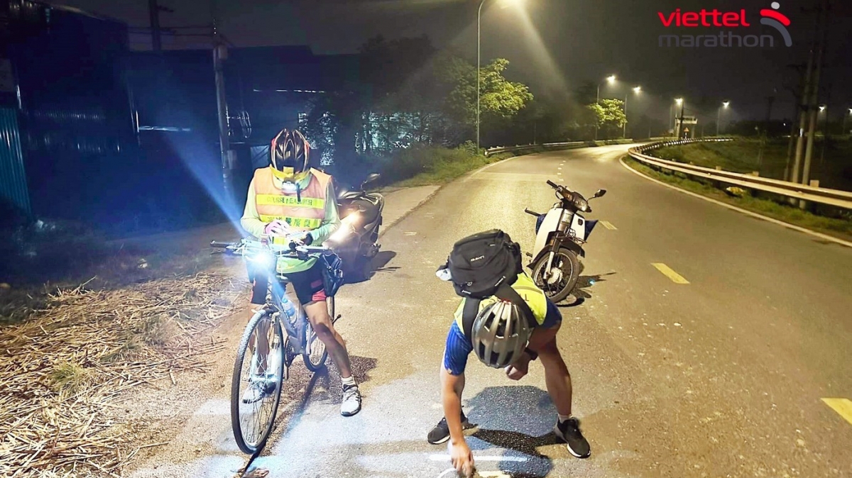 Chuyên gia có chứng nhận từ AIMS-WA đã hoàn tất đo đường chạy Viettel Marathon chặng Hà Nội, chuẩn bị cho việc cấp Chứng chỉ AAA