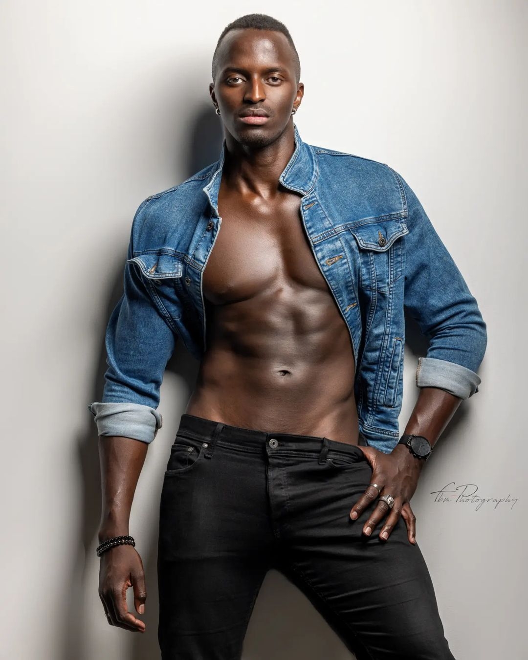 Mr World Guinea-Bissau 2024 là Gabriel Monteiro (28 tuổi). Anh hiện là một cố vấn tài chính thành thạo 5 ngôn ngữ gồm tiếng Anh, Pháp, Bồ Đào Nha, Tây Ban Nha, Pháp và tiếng Catalan. Gabriel tự nhận mình là hậu duệ của hoàng gia nước mình. Tham vọng nghề nghiệp của anh là trở thành một doanh nhân thành đạt, tạo dựng thương hiệu riêng, giúp đỡ những người gặp khó khăn và thay đổi thế giới theo hướng tích cực.