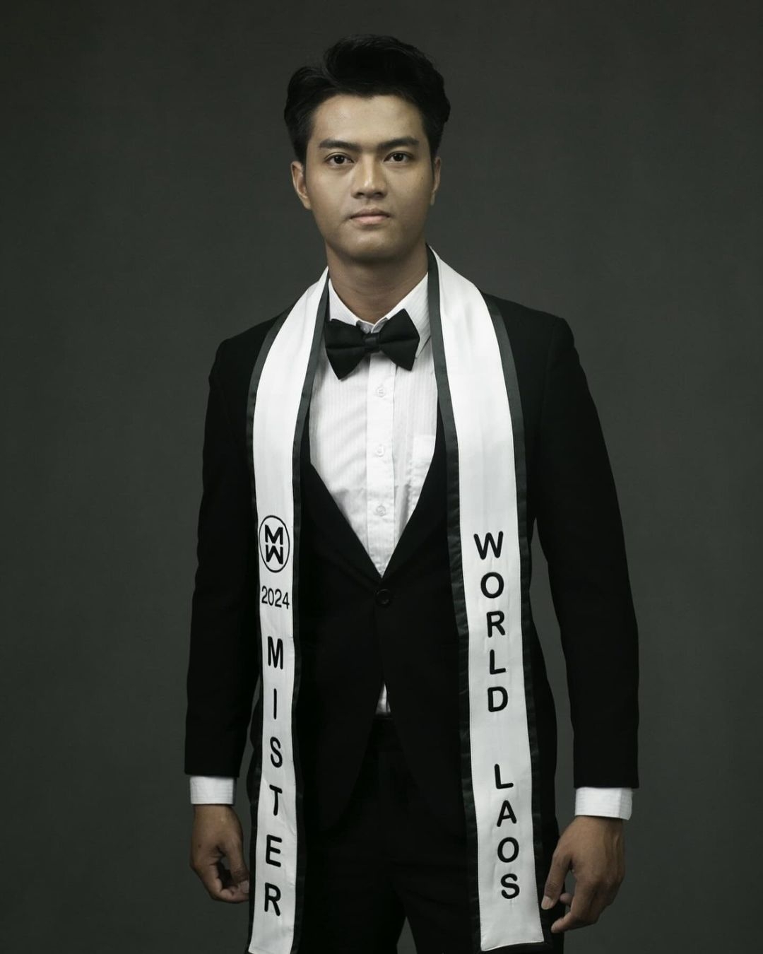 Mr World Lào 2024 là Sam Syinthavong hiện là một trợ giảng tại VIS, người mẫu và Huấn luyện viên cá nhân. Trước đó, Sam từng lọt vào Top 5 Mister International Lào 2021. Sam tốt nghiệp bằng Kỹ sư cơ khí, hiện là giáo viên thể dục cho trẻ em tự kỷ.