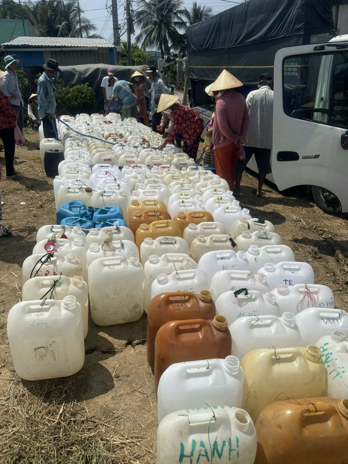 Mùa khô năm nay, người dân vùng Gò Công của tỉnh Tiền Giang phải tiếp nhận từng bình nước ngọt từ các nơi chở đến