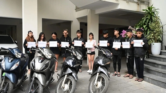 Nhóm đối tượng đua xe bị tạm giữ. Ảnh: Thanh niên