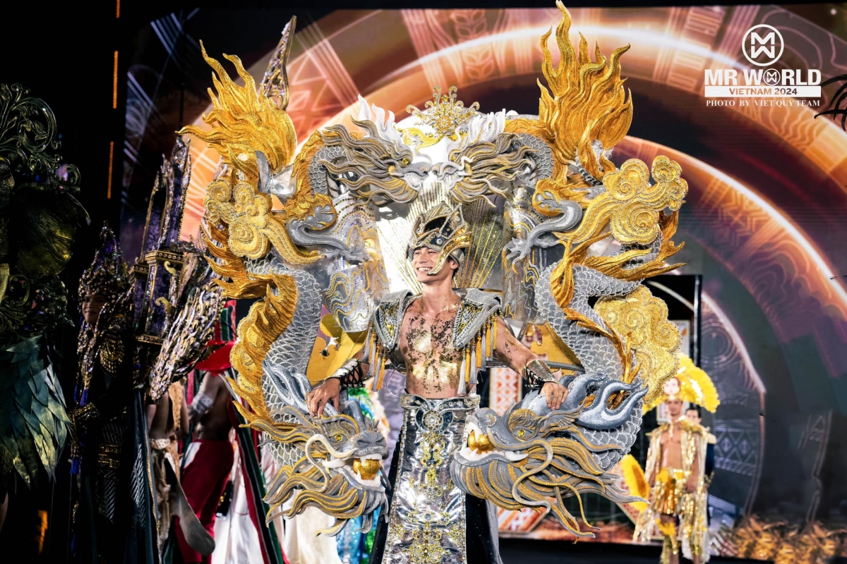 Vietnamese representative Pham Tuan Ngoc dons an outfit weighing 25kg at the event. The national costume has the theme of “Thạch Long Họa Khắc”, a masterpiece deeply inspired by Vietnamese culture.