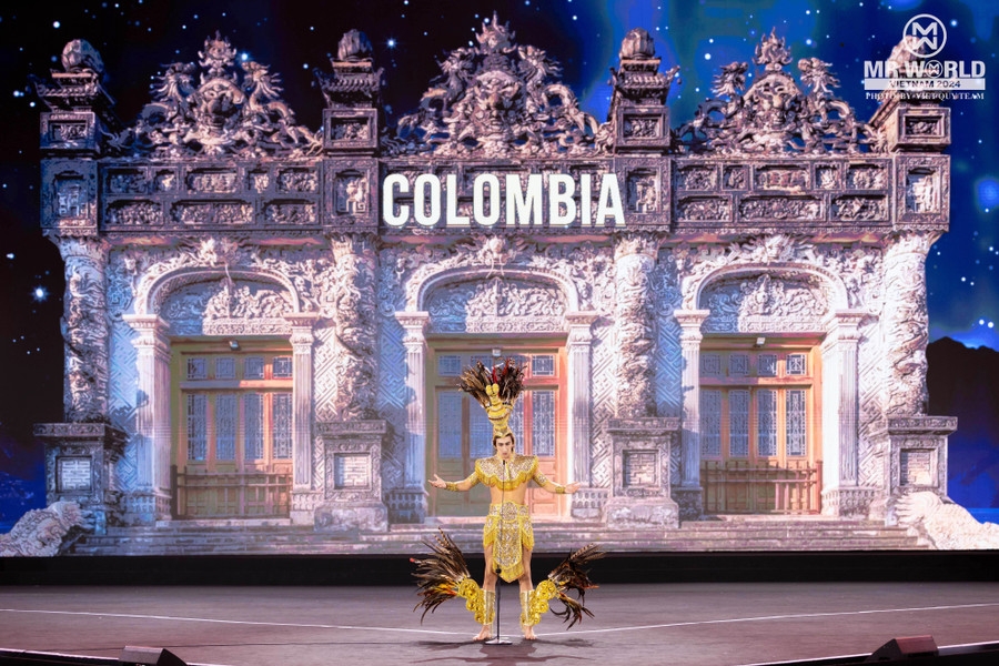 Mr World Colombia performs in an outfit which features the sacred shaman from the mythical city of El Dorado.